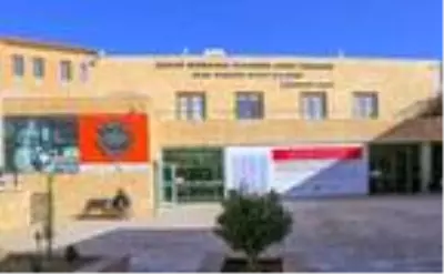 Mardin'e gelen ilk otomobil turistlerin ilgi odağı oldu Mardin'e gelen ilk otomobil turistlerin ilgi odağı oldu