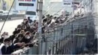 Olta balıkçılarından korkutan görüntüler... Yan yana, omuz omuza, neredeyse sırt sırta Olta balıkçılarından korkutan görüntüler... Yan yana, omuz omuza, neredeyse sırt sırta