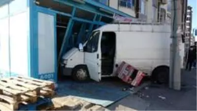 Önce otomobile çarptı sonra markete daldı Önce otomobile çarptı sonra markete daldı