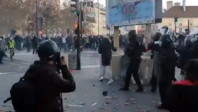 Paris yanıyor! Binlerce kişi sokaklara döküldü, Fransız polisi göstericilere sert müdahalede bulunuyor