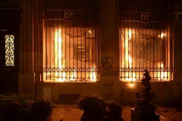 Paris yanıyor! Binlerce kişi sokaklara döküldü, Fransız polisi göstericilere sert müdahalede bulunuyor