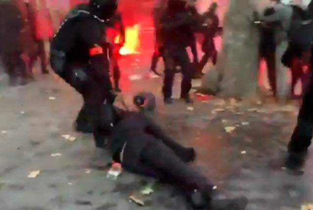 Paris yanıyor! Binlerce kişi sokaklara döküldü, Fransız polisi göstericilere sert müdahalede bulunuyor