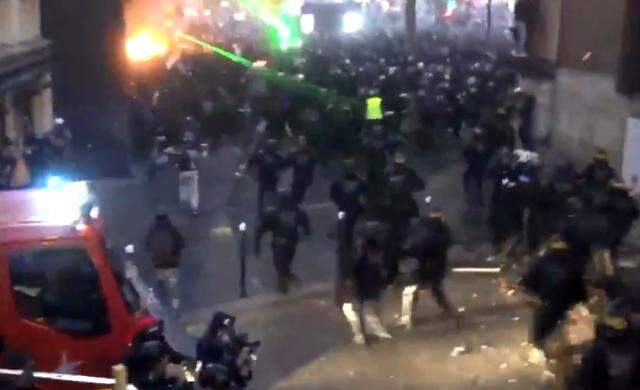 Paris yanıyor! Binlerce kişi sokaklara döküldü, Fransız polisi göstericilere sert müdahalede bulunuyor