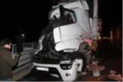 Pozantı'da yolcu otobüsü ile TIR çarpıştı: 4 yaralı Pozantı'da yolcu otobüsü ile TIR çarpıştı: 4 yaralı