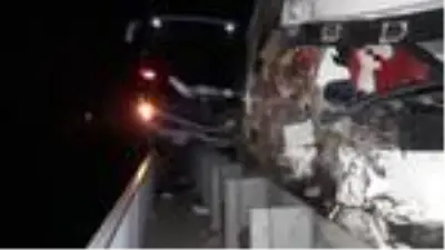 Pozantı'da yolcu otobüsü ile TIR çarpıştı: 4 yaralı Pozantı'da yolcu otobüsü ile TIR çarpıştı: 4 yaralı