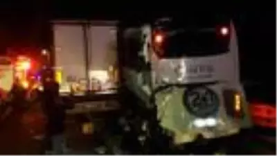 Pozantı'da yolcu otobüsü ile TIR çarpıştı: 4 yaralı Pozantı'da yolcu otobüsü ile TIR çarpıştı: 4 yaralı
