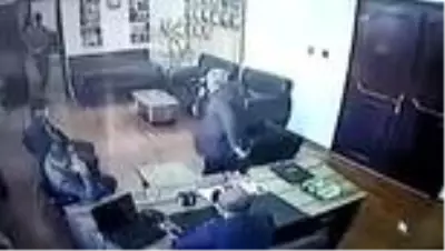 ŞANLIURFA - Belediyenin hukuk danışmanına yönelik silahlı saldırıya ilişkin görüntüler ortaya çıktı ŞANLIURFA - Belediyenin hukuk danışmanına yönelik silahlı saldırıya ilişkin görüntüler ortaya çıktı