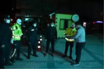 Sarıkamış'ta covid-19 tedbirleri kapsamında sessizlik hakim oldu, polislere tatlı ikram edildi Sarıkamış'ta covid-19 tedbirleri kapsamında sessizlik hakim oldu, polislere tatlı ikram edildi