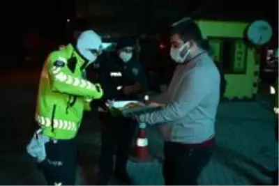Sarıkamış'ta covid-19 tedbirleri kapsamında sessizlik hakim oldu, polislere tatlı ikram edildi Sarıkamış'ta covid-19 tedbirleri kapsamında sessizlik hakim oldu, polislere tatlı ikram edildi