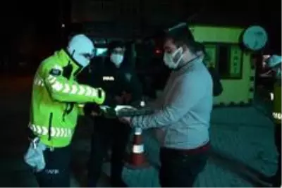Sarıkamış'ta covid-19 tedbirleri kapsamında sessizlik hakim oldu, polislere tatlı ikram edildi Sarıkamış'ta covid-19 tedbirleri kapsamında sessizlik hakim oldu, polislere tatlı ikram edildi