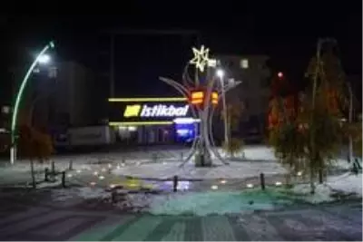 Sarıkamış'ta covid-19 tedbirleri kapsamında sessizlik hakim oldu, polislere tatlı ikram edildi Sarıkamış'ta covid-19 tedbirleri kapsamında sessizlik hakim oldu, polislere tatlı ikram edildi