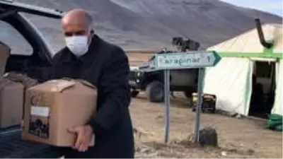Sarıkamış'ta karantinaya alınan köylere gıda yardımı yapıldı Sarıkamış'ta karantinaya alınan köylere gıda yardımı yapıldı