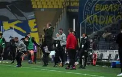 Fenerbahçe galibiyeti sonrası Sergen Yalçın büyük sevinç yaşadı Fenerbahçe galibiyeti sonrası Sergen Yalçın büyük sevinç yaşadı