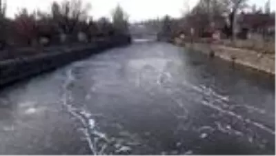 Soğuk hava nedeniyle Kars Çayı kısmen dondu Soğuk hava nedeniyle Kars Çayı kısmen dondu
