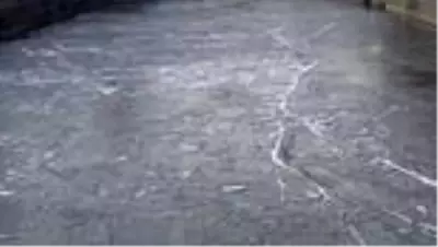 Soğuk hava nedeniyle Kars Çayı kısmen dondu Soğuk hava nedeniyle Kars Çayı kısmen dondu