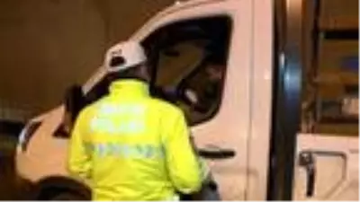 SOKAĞA ÇIKMA KISITLAMASINDA DENETİM; ALKOLLÜ VE EHLİYETSİZ YAKALANDI SOKAĞA ÇIKMA KISITLAMASINDA DENETİM; ALKOLLÜ VE EHLİYETSİZ YAKALANDI