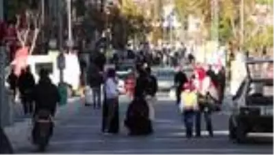 Son dakika haber: Sokağa çıkma kısıtlamasının bitmesiyle meydanlar hareketlendi Son dakika haber: Sokağa çıkma kısıtlamasının bitmesiyle meydanlar hareketlendi