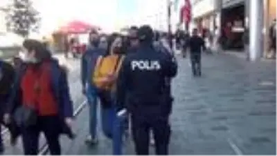 İstiklal Caddesi'nde korona virüs ve sigara denetimi İstiklal Caddesi'nde korona virüs ve sigara denetimi