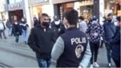 İstiklal Caddesi'nde korona virüs ve sigara denetimi İstiklal Caddesi'nde korona virüs ve sigara denetimi