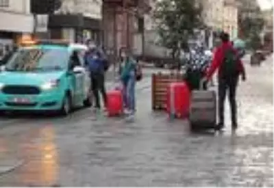 Taksim Meydanı ve İstiklal Caddesi turistlere kaldı Taksim Meydanı ve İstiklal Caddesi turistlere kaldı