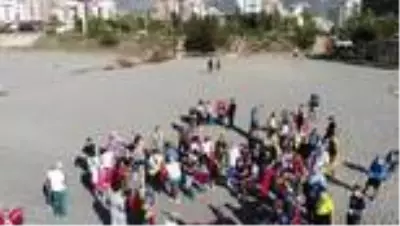 Turistler bu defa üzerlerinde mayo ile değil ellerinde çöp torbalarıyla sahile akın ettiler Turistler bu defa üzerlerinde mayo ile değil ellerinde çöp torbalarıyla sahile akın ettiler