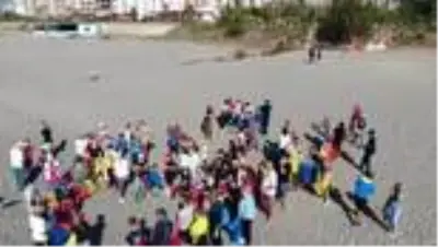 Turistler bu defa üzerlerinde mayo ile değil ellerinde çöp torbalarıyla sahile akın ettiler Turistler bu defa üzerlerinde mayo ile değil ellerinde çöp torbalarıyla sahile akın ettiler