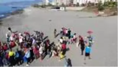 Turistler bu defa üzerlerinde mayo ile değil ellerinde çöp torbalarıyla sahile akın ettiler Turistler bu defa üzerlerinde mayo ile değil ellerinde çöp torbalarıyla sahile akın ettiler