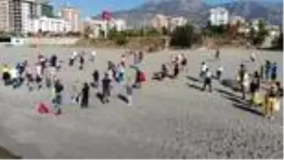Turistler bu defa üzerlerinde mayo ile değil ellerinde çöp torbalarıyla sahile akın ettiler Turistler bu defa üzerlerinde mayo ile değil ellerinde çöp torbalarıyla sahile akın ettiler