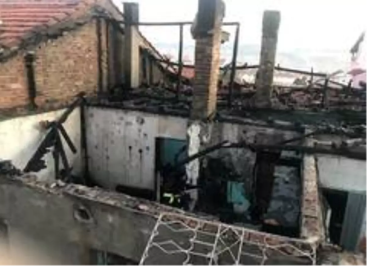 Yangın çıkan ev kullanılamaz hale geldi