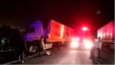 Yolcu otobüsü ile tır çarpıştı: 4 yaralı Yolcu otobüsü ile tır çarpıştı: 4 yaralı