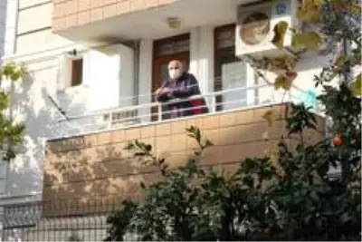 11 gün bilinci kapalı kaldığı hastanede korona virüsü yendi, mahalleden geçenleri teker teker uyarıyor 11 gün bilinci kapalı kaldığı hastanede korona virüsü yendi, mahalleden geçenleri teker teker uyarıyor