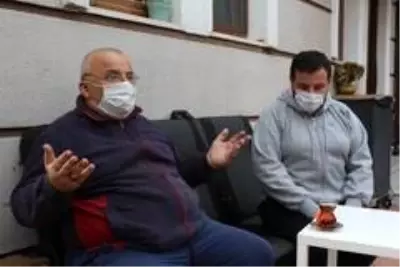 11 gün bilinci kapalı kaldığı hastanede korona virüsü yendi, mahalleden geçenleri teker teker uyarıyor 11 gün bilinci kapalı kaldığı hastanede korona virüsü yendi, mahalleden geçenleri teker teker uyarıyor