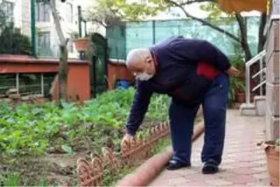 11 gün bilinci kapalı kaldığı hastanede korona virüsü yendi, mahalleden geçenleri teker teker uyarıyor 11 gün bilinci kapalı kaldığı hastanede korona virüsü yendi, mahalleden geçenleri teker teker uyarıyor