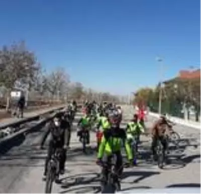 40 bisikletçi Çırmıhtı'nın eşsiz güzelliklerinde pedal çevirdi 40 bisikletçi Çırmıhtı'nın eşsiz güzelliklerinde pedal çevirdi