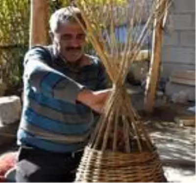 40 yıllık usta, söğüt dallarını sepete dönüştürüyor 40 yıllık usta, söğüt dallarını sepete dönüştürüyor