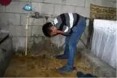 Son dakika haber... 6 çocuklu aile brandayla kaplı evde yaşıyor