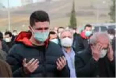 6'ncı kattan düşerek ölen Semih, gözyaşlarıyla uğurlandı 6'ncı kattan düşerek ölen Semih, gözyaşlarıyla uğurlandı