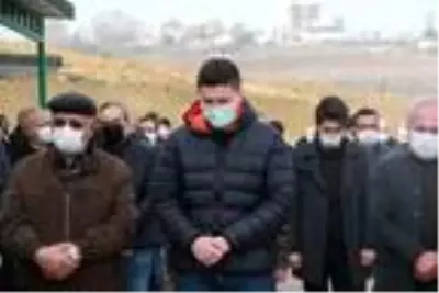 6'ncı kattan düşerek ölen Semih, gözyaşlarıyla uğurlandı 6'ncı kattan düşerek ölen Semih, gözyaşlarıyla uğurlandı