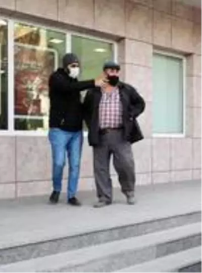 65 yaş kısıtlaması ve karantina ihlali, banka girişinde tespit edildi 65 yaş kısıtlaması ve karantina ihlali, banka girişinde tespit edildi