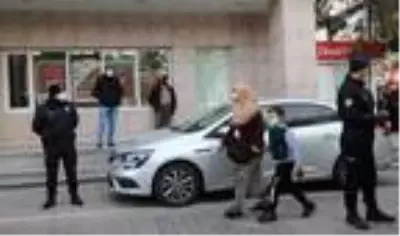 65 yaş kısıtlaması ve karantina ihlali, banka girişinde tespit edildi 65 yaş kısıtlaması ve karantina ihlali, banka girişinde tespit edildi