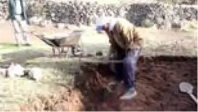 88 yaşındaki Aşır dede, azmiyle gençlere taş çıkartıyor 88 yaşındaki Aşır dede, azmiyle gençlere taş çıkartıyor