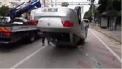 Ağaca çarpan otomobil devrildi Ağaca çarpan otomobil devrildi