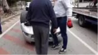 Ağaca çarpan otomobil devrildi Ağaca çarpan otomobil devrildi