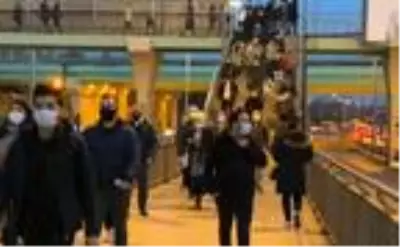 Altunizade Metrobüs Durağı'nda yoğunluk Altunizade Metrobüs Durağı'nda yoğunluk