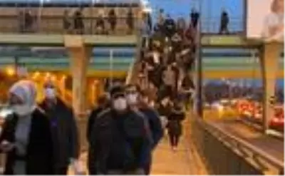 Altunizade Metrobüs Durağı'nda yoğunluk Altunizade Metrobüs Durağı'nda yoğunluk