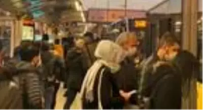 Altunizade Metrobüs Durağı'nda yoğunluk Altunizade Metrobüs Durağı'nda yoğunluk