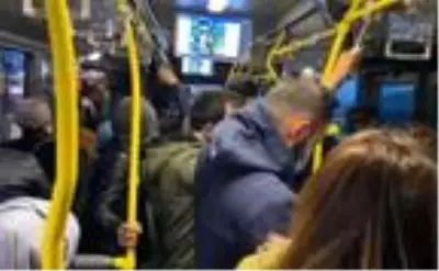 Altunizade Metrobüs Durağı'nda yoğunluk Altunizade Metrobüs Durağı'nda yoğunluk