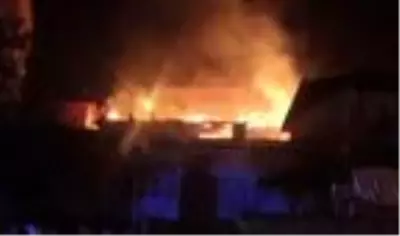Amasya'da ev yangında itfaiye eri yaralandı Amasya'da ev yangında itfaiye eri yaralandı