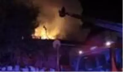 Amasya'da ev yangında itfaiye eri yaralandı Amasya'da ev yangında itfaiye eri yaralandı
