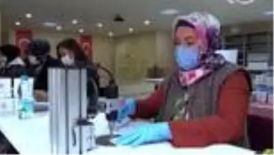 AMASYA- Kadınlar günlük 70 bin maske üreterek Kovid-19 mücadelesine destek veriyor AMASYA- Kadınlar günlük 70 bin maske üreterek Kovid-19 mücadelesine destek veriyor